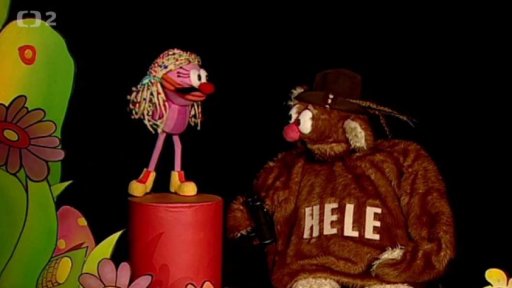 Fámula a Hele si hrají na čekanou.