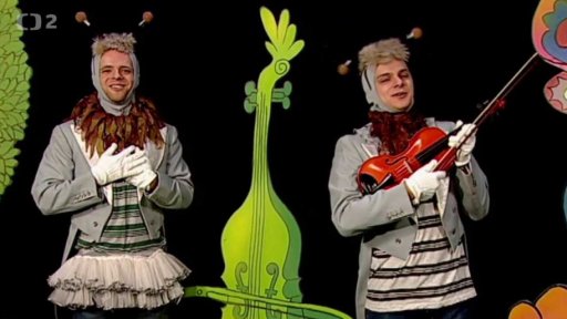 Filip, Tomáš a Muf zpívají dětem písničku O cvrčkovi…