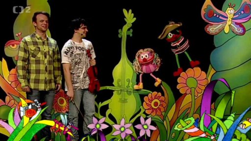 Fámula si chce hrát s Filipem Tomášem na piráty.