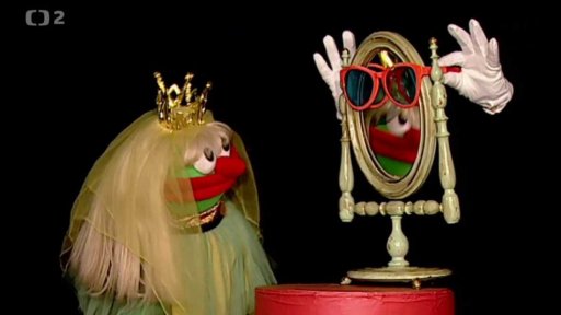 Dračí princezna Mufošmačka se ptá zrcadla, kdo je na světě nejkrásnější.