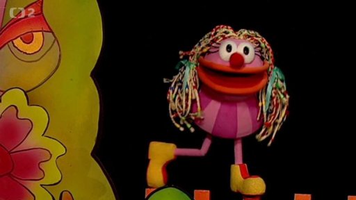 Fámula povzbuzuje Otylku vyprávěním vtipů.