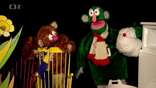 Jů a Hele mají pohodu, Muf je vyláká ven voláním, že sněží. A zatímco panáci jsou pryč, on jim zbaští zmrzlinu a usne v mrazáku.