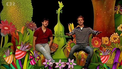 Filip s Tomášem zpívají písničku ufonech…