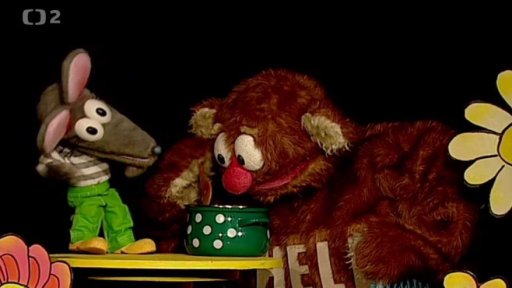 Hele si uvařilo míchaná vejce se sýrem a Tryskáček by také rád ochutnal, jenže Hele zrovna spolklo poslední sousto…