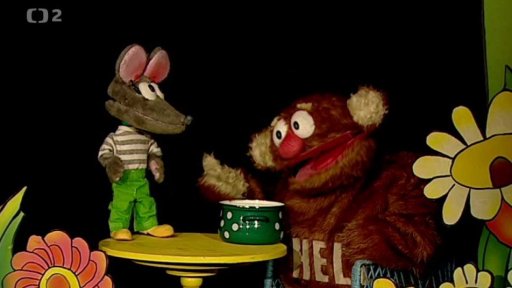 Hele ukuchtilo speciálně pro Tryskáčka kousek své dobroty a ještě k tomu ho učí pouštět pohádky…