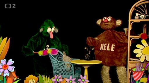 Hele při smejčení rozbije vázu, podle pokynů Jů volá do pojišťovny, ale marně.