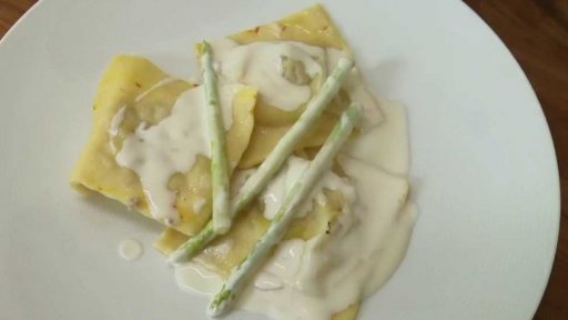 Šafránové ravioli plněné telecím masem a chřestové ragú