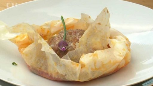 Papilota plněná bramborami a karbanátkem s olomouckými tvarůžky