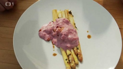 Karamelizovaný chřest s jahodovým tvarohem