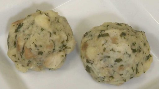 Žemlové knedle v páře