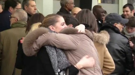 Uctění památky obětí loňské střelby v Paříži