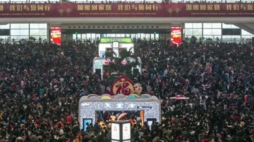 Sto tisíc lidí na jednom nádraží