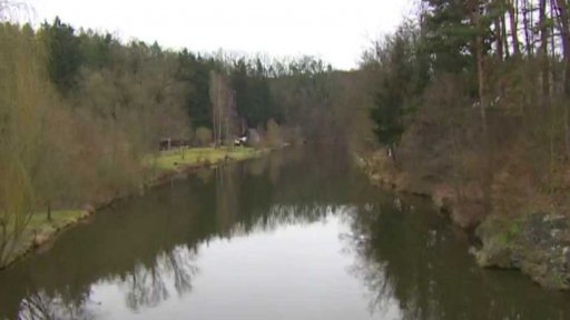 Nebezpečná skála nad chatovou oblastí