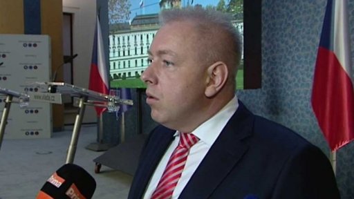 Spor o policejní zásahy během protestů