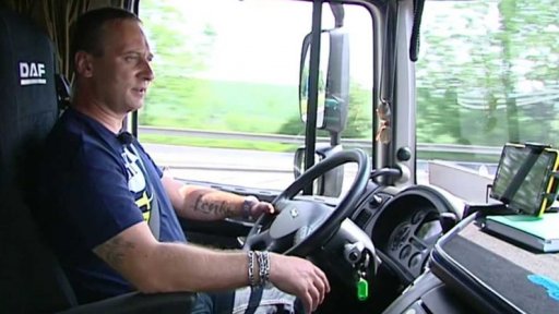 Předjíždění kamionů na dálnici