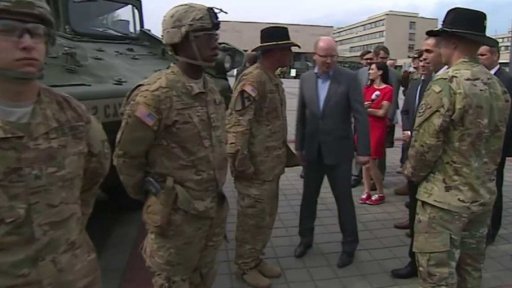 Vojenský konvoj USA projíždí Českem