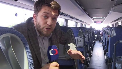 Návrat turistů z havarovaného autobusu