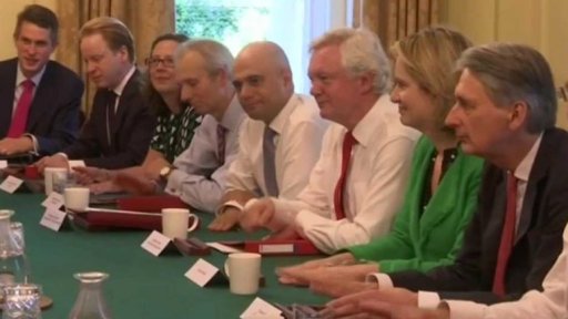 První zasedání pod vedením Theresy Mayové