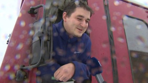 Komplikace pro řidiče i chodce kvůli sněžení