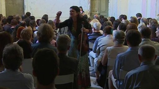 Bittová zpívá v rámci Ghettofestu v káznici