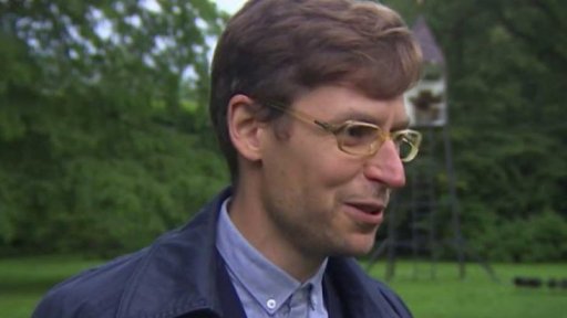 Liška Bystrouška zpívá před otáčivým hledištěm