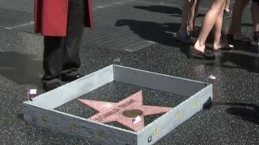 Trumpova hvězda za ostnatým drátem