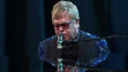 Elton John zpívá v Praze