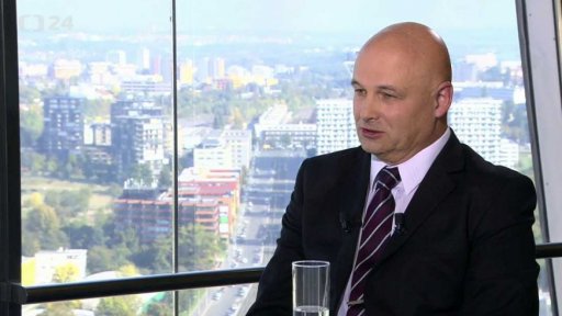 Luděk Niedermayer (nestr. za TOP 09), europoslanec, bývalý viceguvernér ČNB; Oldřich Dědek, národní koordinátor pro zavedení eura v ČR, bývalý viceguvernér ČNB