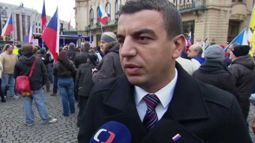 17. listopad - Novináři s ochrankou