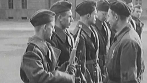 Noví vojáci se seznamují se zásadami voj. života (1951)