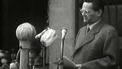 Pražané vítají čs. vládní delegaci vracející se z varšavské konference (1955)