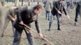 Příslušníci VB vysazují nové keře a stromky (1984)