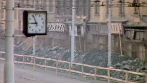 Odstřel bloku domů kvůli stavbě stanice metra Lidická (1980)