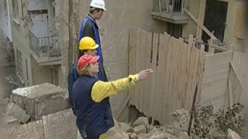 Poškozené okolní domy po demolici pivovaru na Vinohradech (2000)