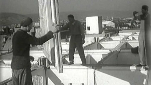 Stavba panelového domu v Bratislavě (1956)