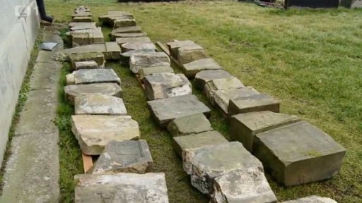 Náhrobky v kurníku