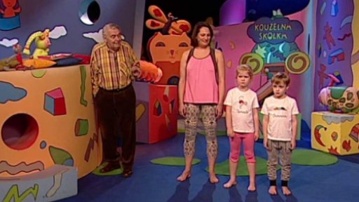 2. vstup: Děda Láďa, Fanynka a Hanka s dětmi