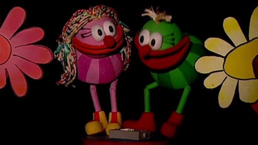 Mu s Fámulou přetahují o ovladač, a o to, kdo bude pouštět pohádky.