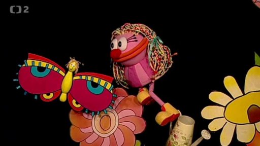 Fámula a Otylka zpívají píseň Zalévám květiny.