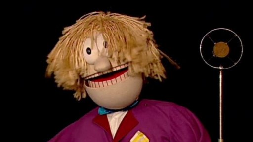 Hary se zdraví s dětmi a připomíná výtvarnou soutěž k výročí Divadla S+H - namalovat jejich návštěvu na Déčku!