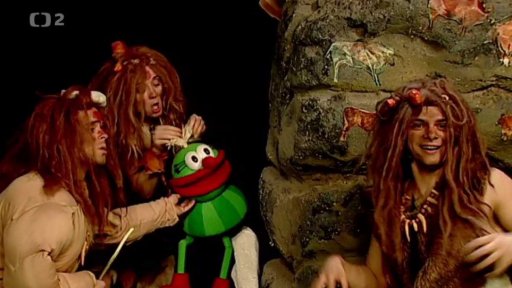 Muf se objeví v pravěku: u jeskynní ženy Klárky a jejích dvou synů - Filipa a Tomáše.