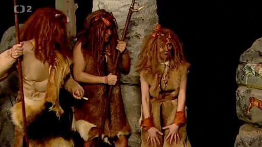 Jeskynní žena dá Mufa svým klukům na hraní. Kluci si z něj udělají cvičný terč, Muf volá o pomoc! A Fámula a Oty si jej skutečně přivolají zpět do Studia kamarád - pomocí byliny vratiče.