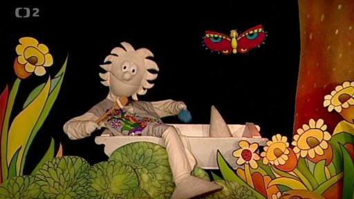 Pan Pip se koupe ve vaně v šatech - zároveň s umýváním těla pere i oblečení. Otylka jen kroutí hlavou.