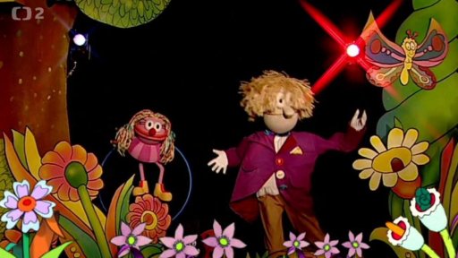 Hary Šoumen zpívá píseň Obruče. Fámula cvičí s obručí a též zpívá.