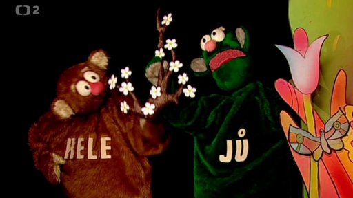 Muf v převleku za čerta jde strašit Jů a Hele, ti však mají jiné starosti - aby jim dozrály.