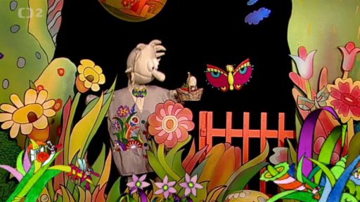 Pip se rozhodne věnovat Jů Eulalii: svou největší maxijahodu. Třeba ho takový dar probudí.