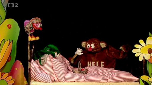 Hele má na Pipovu maxijahodu chuť, ale odolá ji. Je to dárek pro Jů. Fámula přinesla Jů také něco extra: Fámulino udělátko na krásné sny.