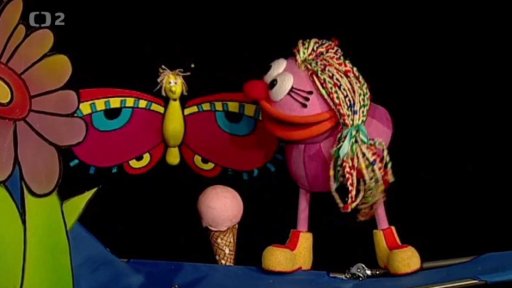 Fámula s Otylkou mlsají jahodovou zmrzlinu. Rozdělí se i s Mufíkem.