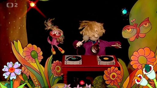 Hary a Fámula zpívají retro píseň Desky.