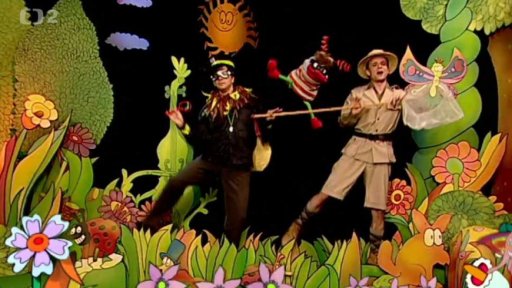 Mufikanti Filip, Tomáš a Muf hrají a zpívají písničku „Nech brouka žít“.